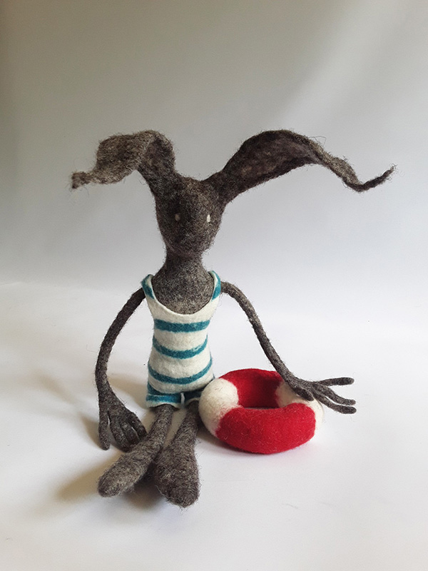 bellaventure-lapin-nageur-figurine-feutre-50-cm-laine-france image 1