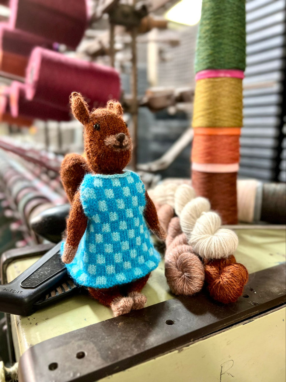 john-arbon-kits-hazel-kit-doudou-cureuil-robe-rose image 6