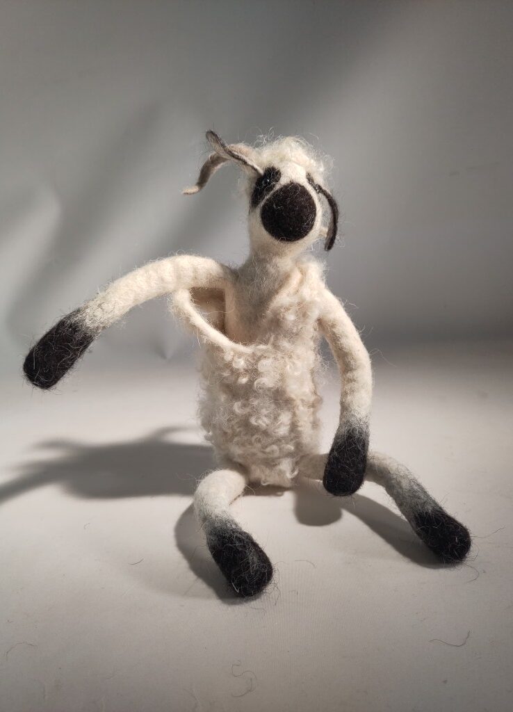 bellaventure-mouton-tondu-figurine-feutre-38-cm image 4