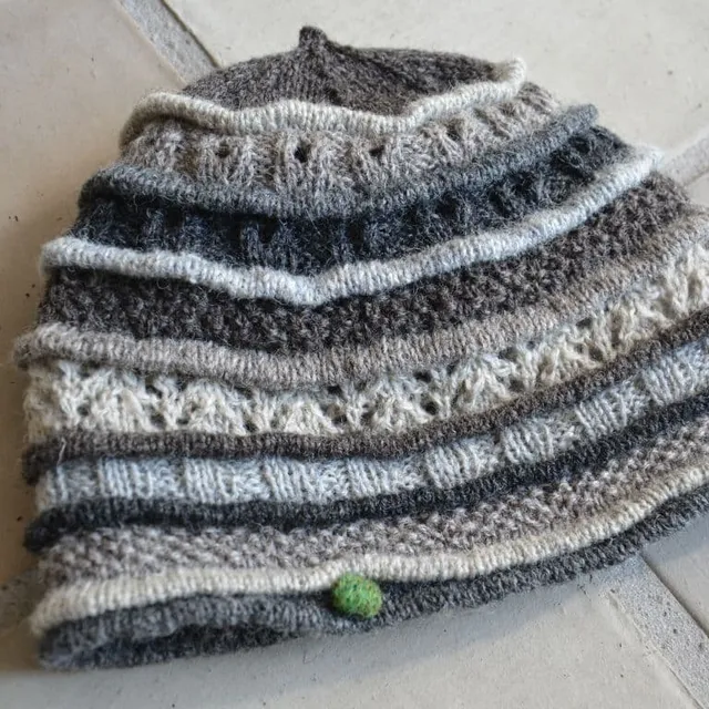 jamieson-s-books-princess-on-the-pea-winter-patron-bonnet-56-58 image 1