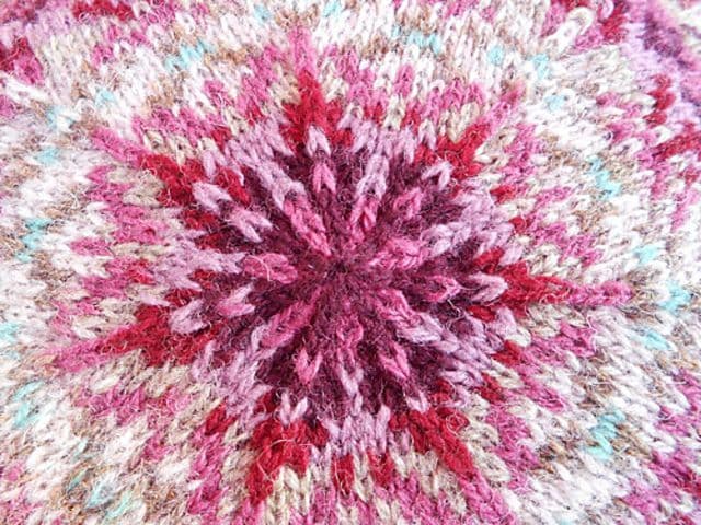 garnets-tam-janine-bajus-patron-bonnet-fair-isle-pdf-8-couleurs image 2
