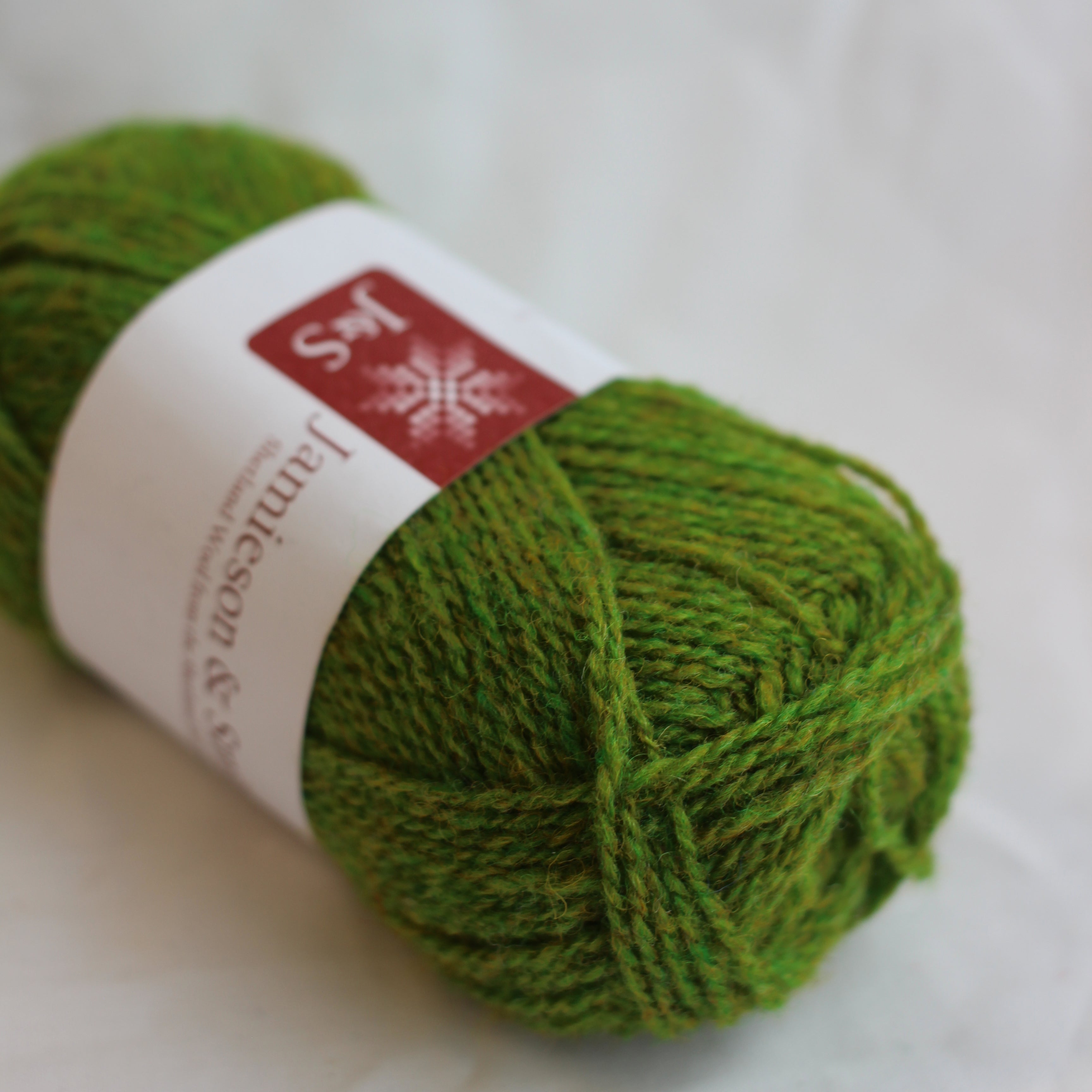 jamieson-smith-2ply-jumper-weight-fil-fc11-vert-herbe-25g image 1