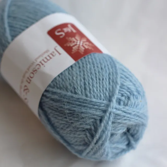 jamieson-smith-2ply-jumper-weight-fil-teinte-14-bleu-clair-25g image 1