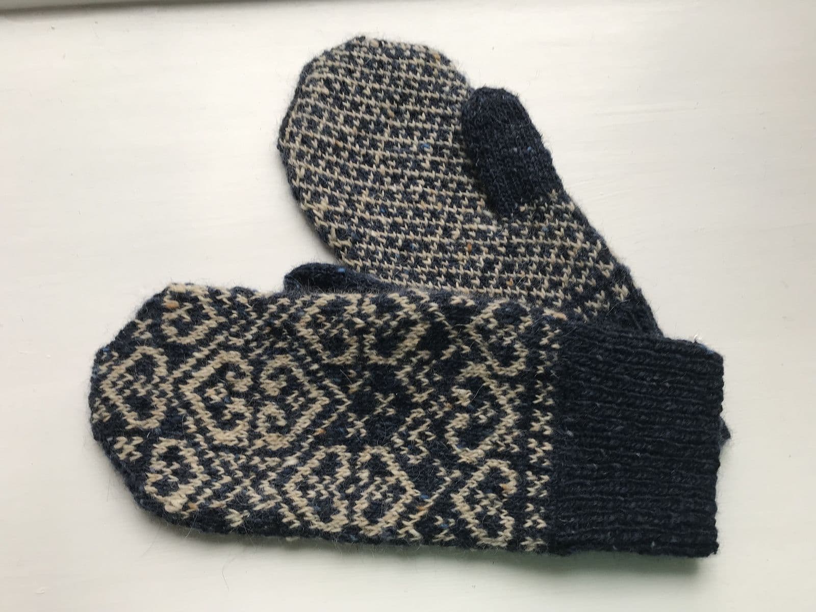 jamieson-s-smooriken-mittens-mandy-moore-patron-moufles-jacquard image 3