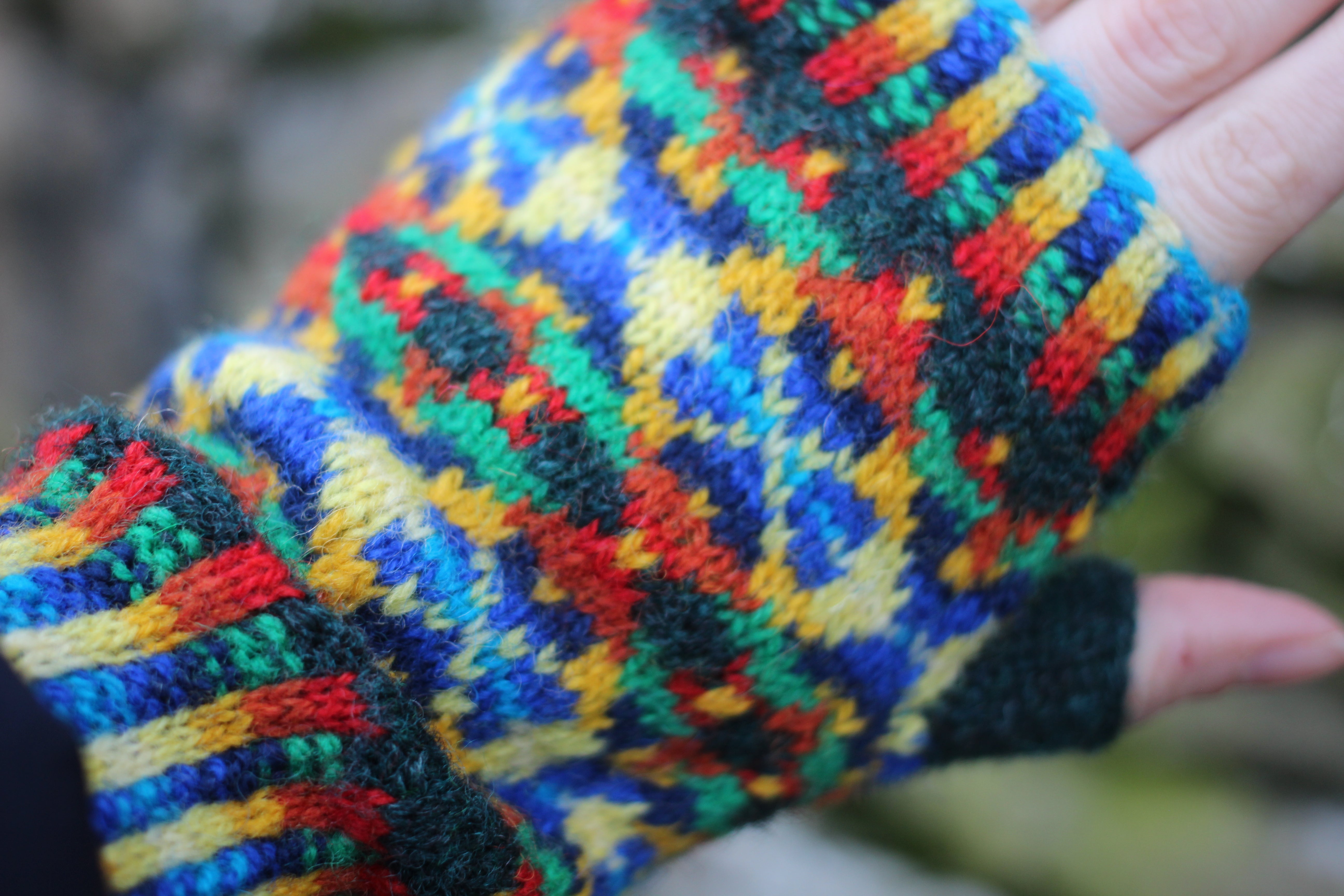 jamieson-smith-kits-parrots-mitts-kit-mitaines-fair-isle image 3