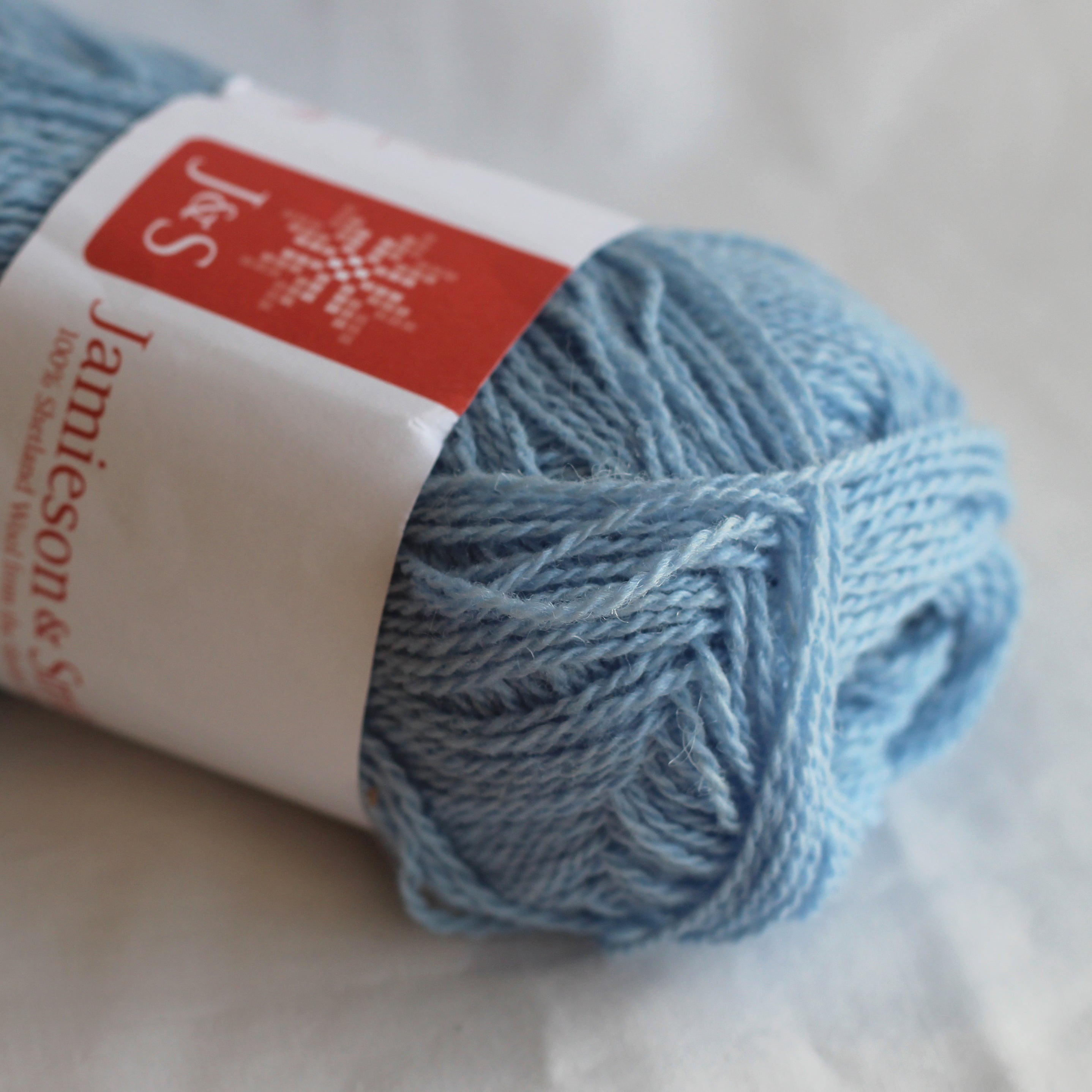 jamieson-smith-2ply-lace-weight-l14-laine-dentelle-25g image 1
