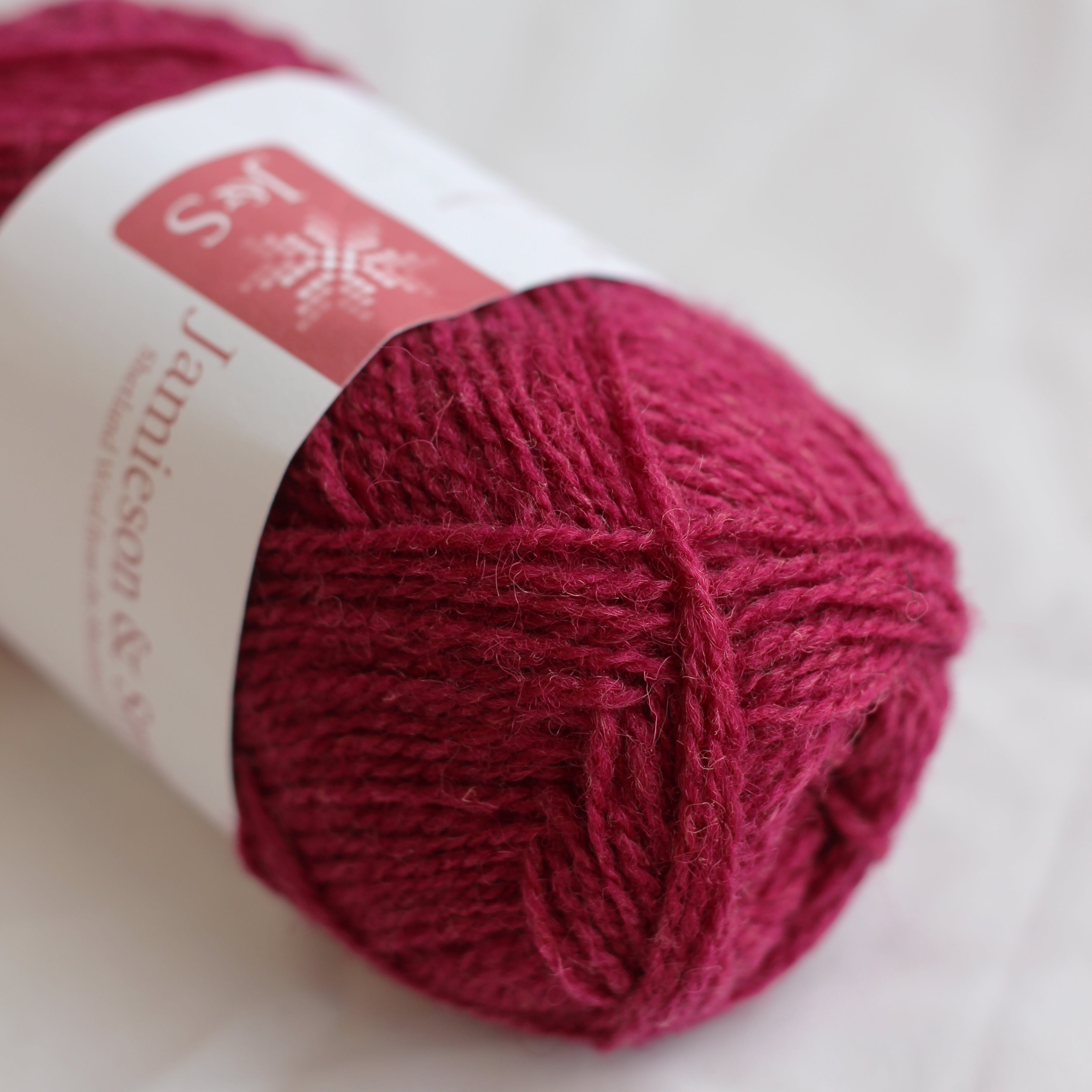 jamieson-smith-2ply-jumper-weight-laine-43-fuchsia-fonc-25g image 1