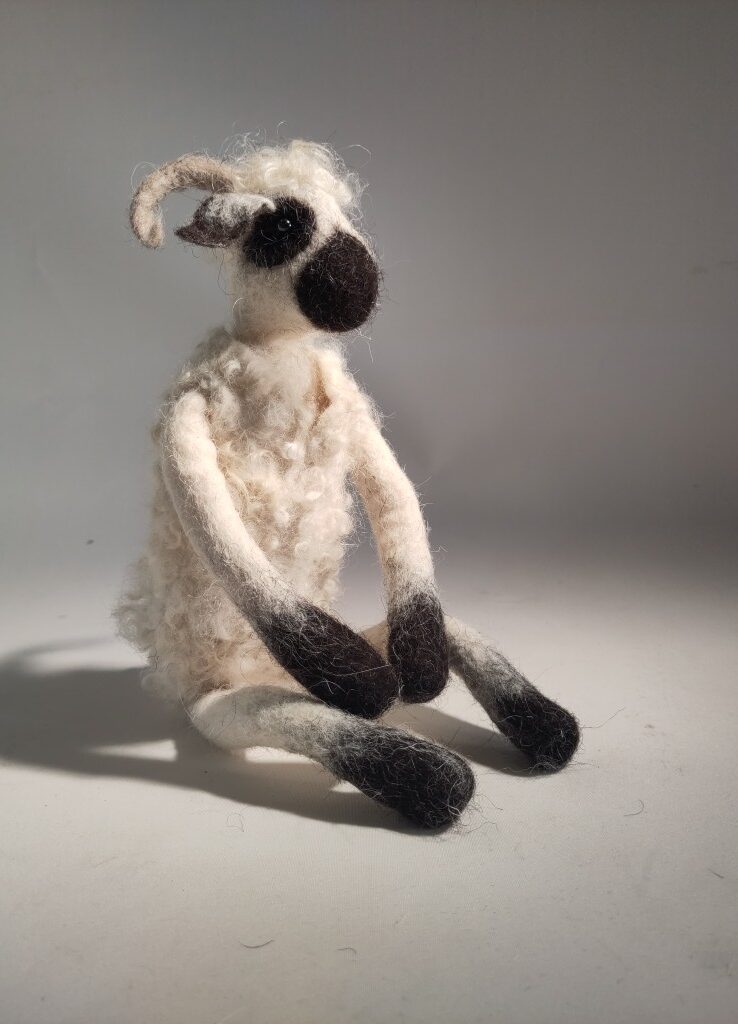 bellaventure-mouton-tondu-figurine-feutre-38-cm image 3