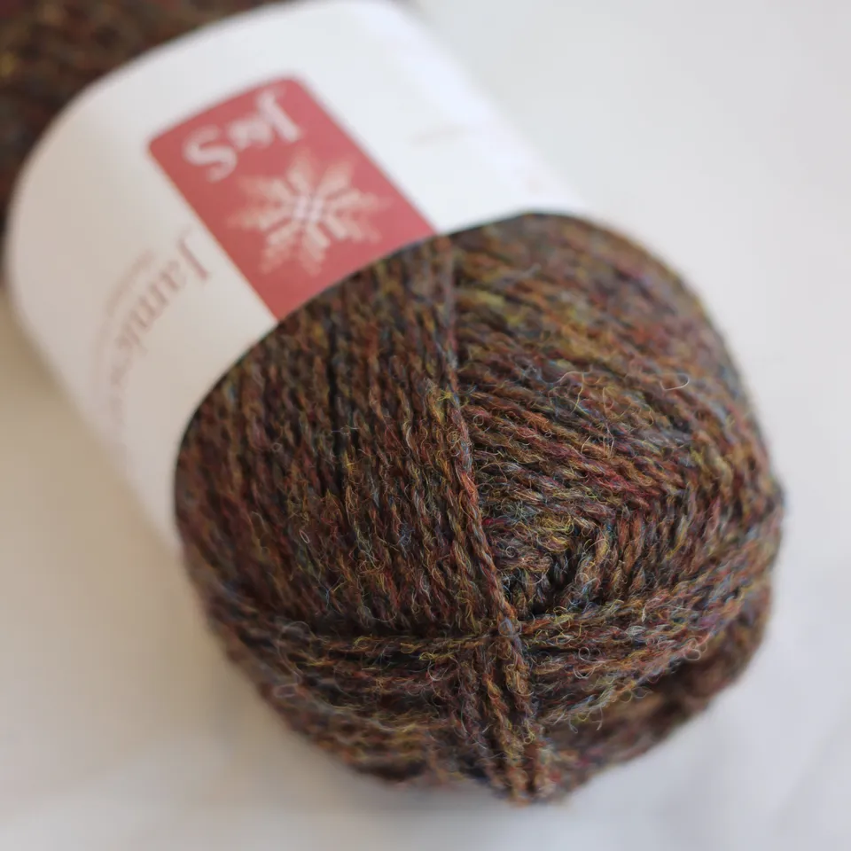 jamieson-smith-2ply-jumper-weight-fc58-pelote-marron-chin image 1