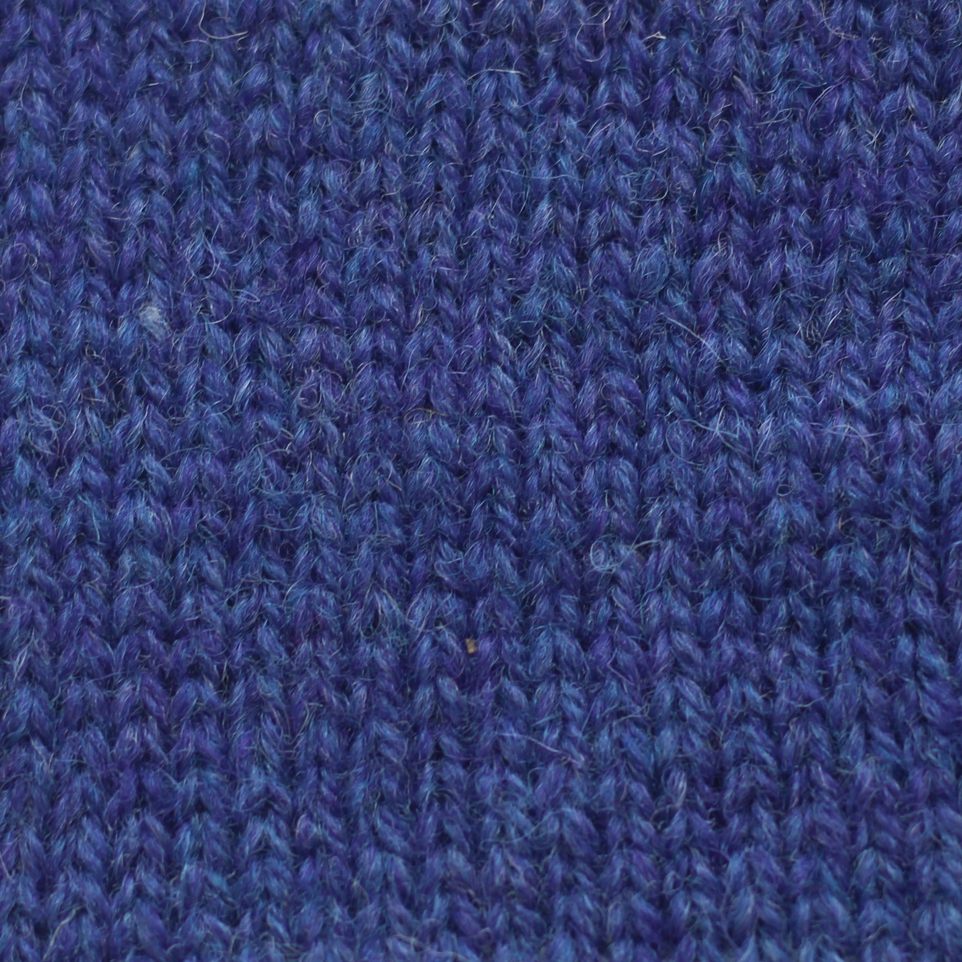 jamieson-smith-2ply-jumper-weight-131-fil-tricoter-25g-bleu-violet image 2