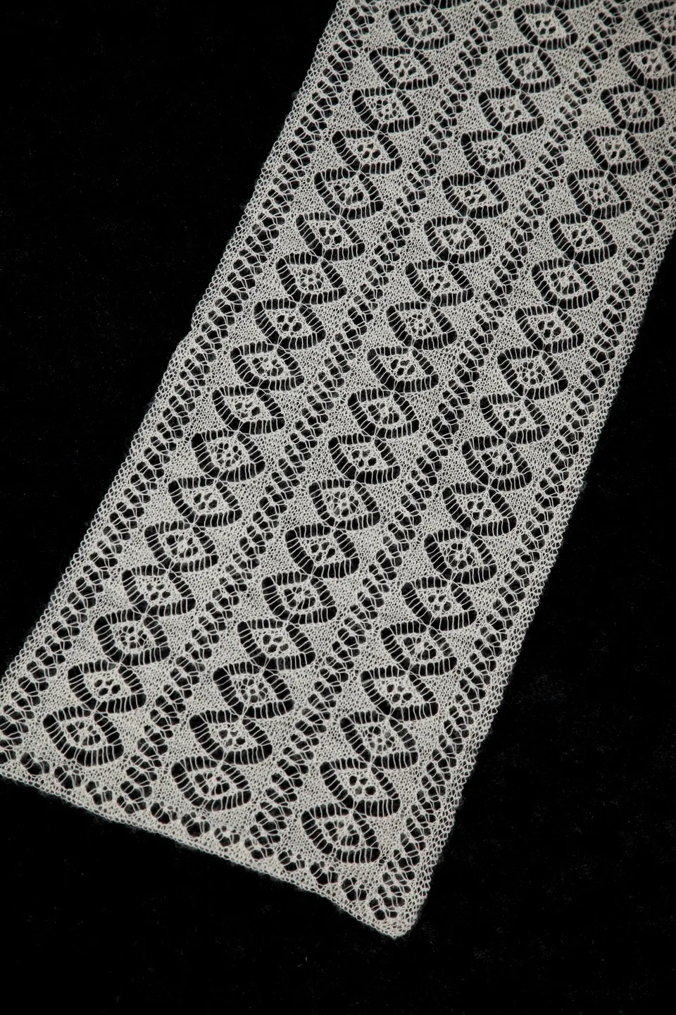 jamieson-smith-kits-dunella-scarf-kit-tricot-foulard-dentelle-fine image 1