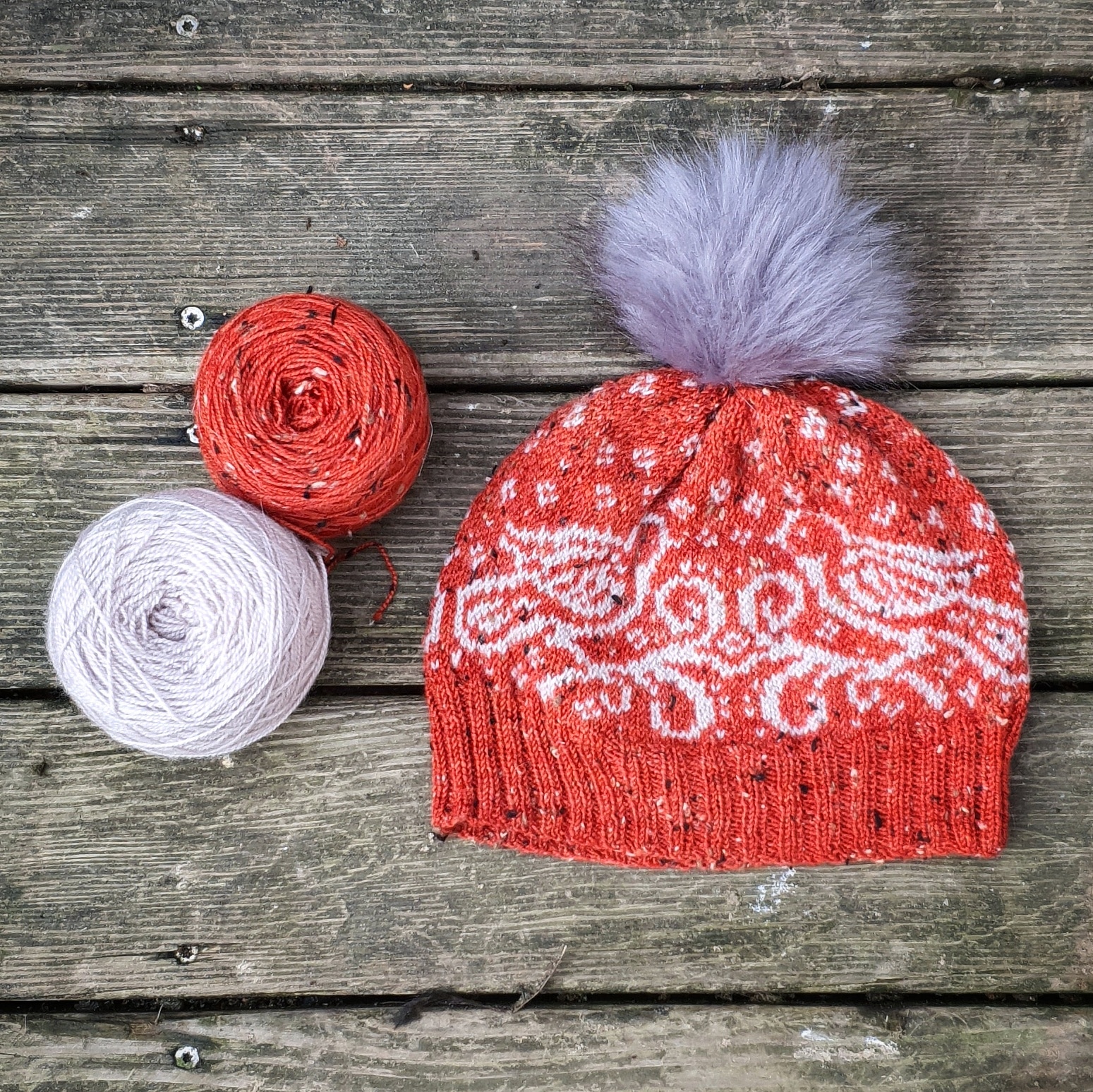 christallk-snow-doves-patron-bonnet-jacquard-pompon image 1