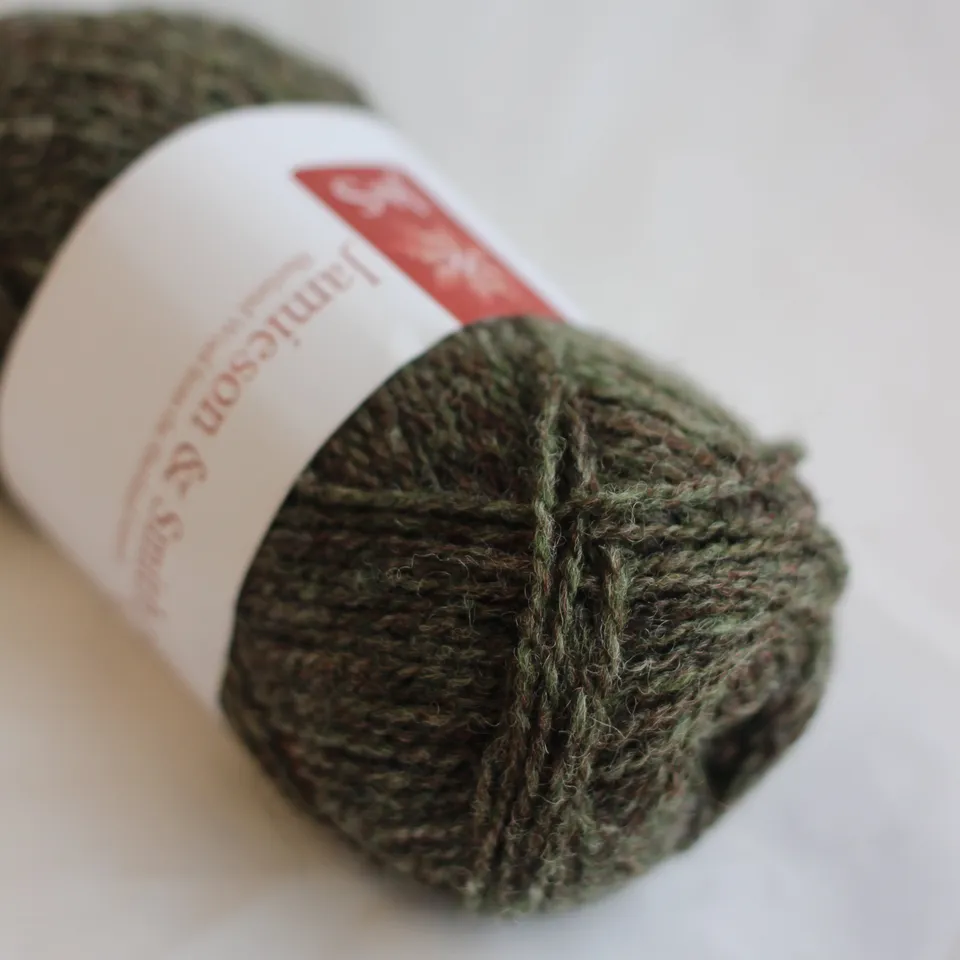 jamieson-smith-2ply-jumper-weight-fil-fc46-pelote-25g-vert-gris image 1