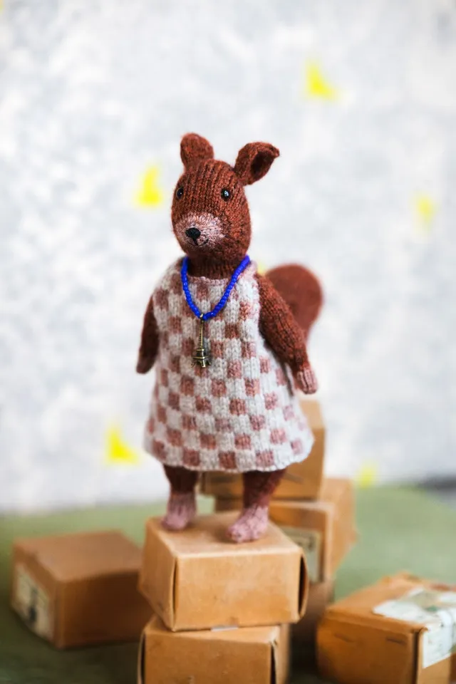 john-arbon-kits-hazel-kit-doudou-cureuil-robe-rose image 1