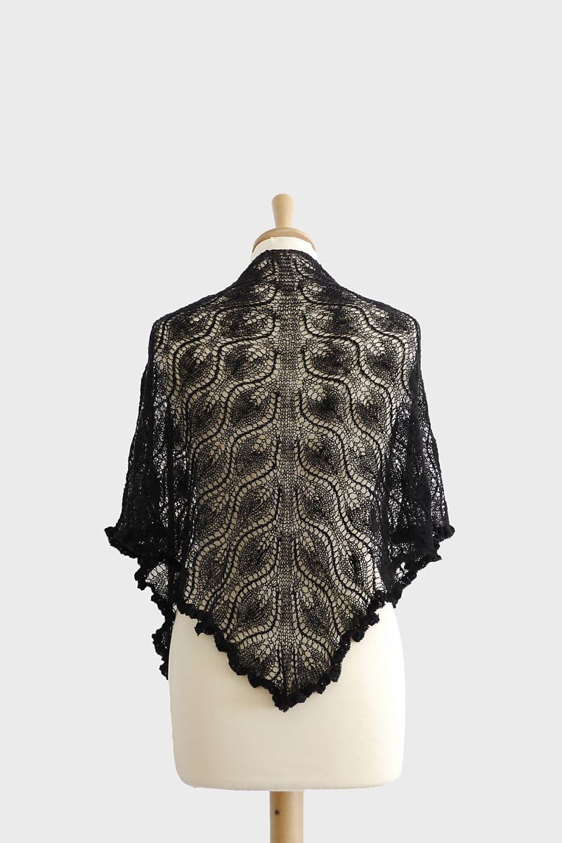 fallen-leaf-patron-ch-le-dentelle-triangulaire-cobweb-noir image 3