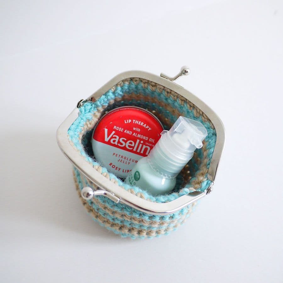 jamieson-s-of-shetland-crotchet-purse-flowers-and-stripe-patron-crochet image 2