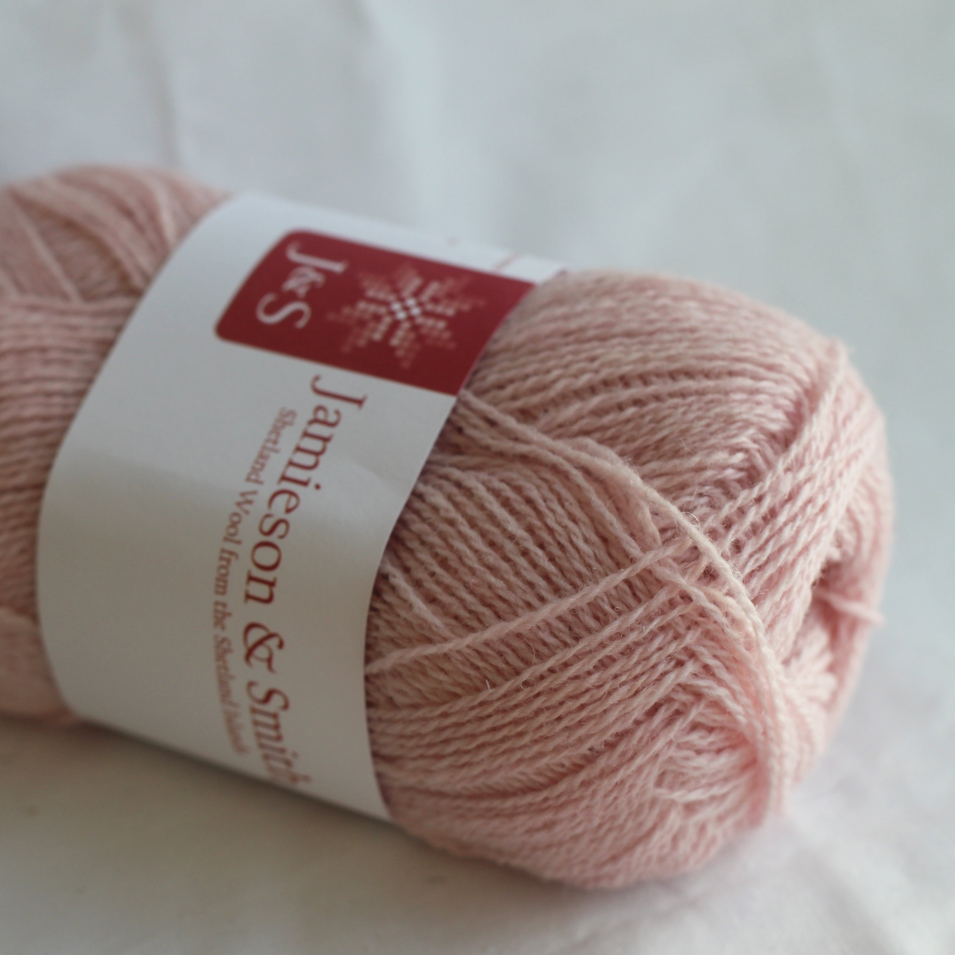 jamieson-smith-2ply-lace-weight-fil-l101-pelote-25g-dentelle image 1