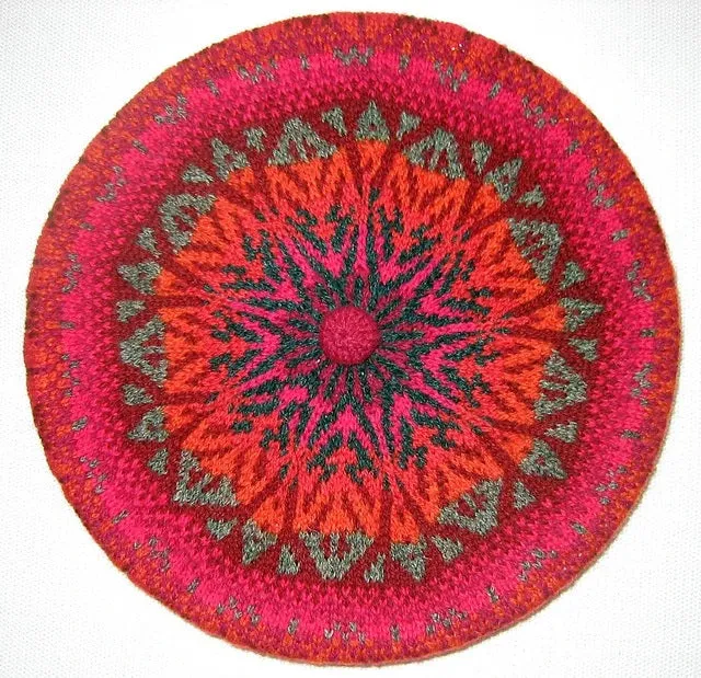 jamieson-smith-leaves-tam-kit-bonnet-tricoter-fair-isle image 1