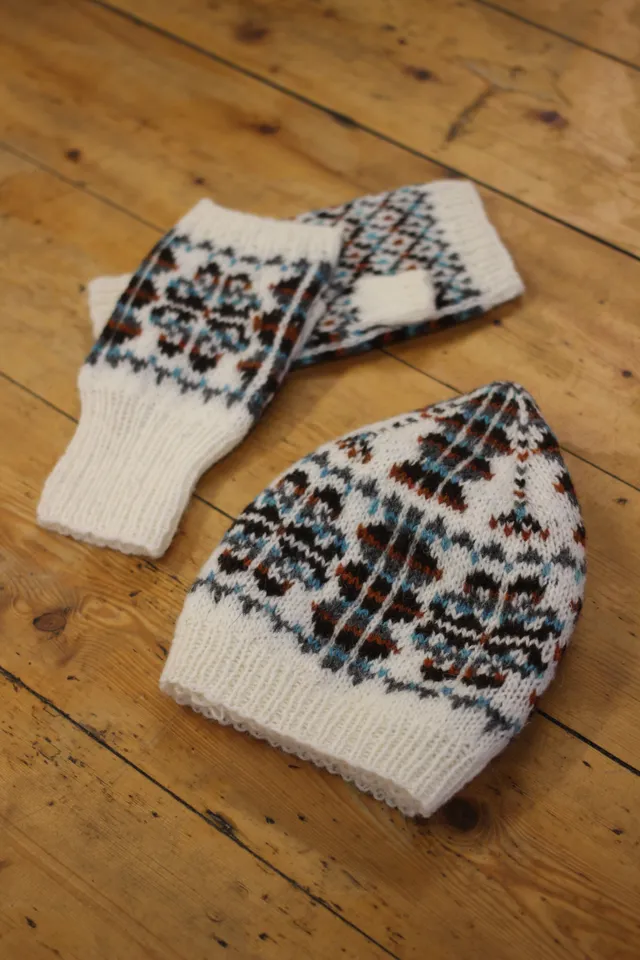 jamieson-smith-sissal-bonnet-moufles-patron-fair-isle image 1
