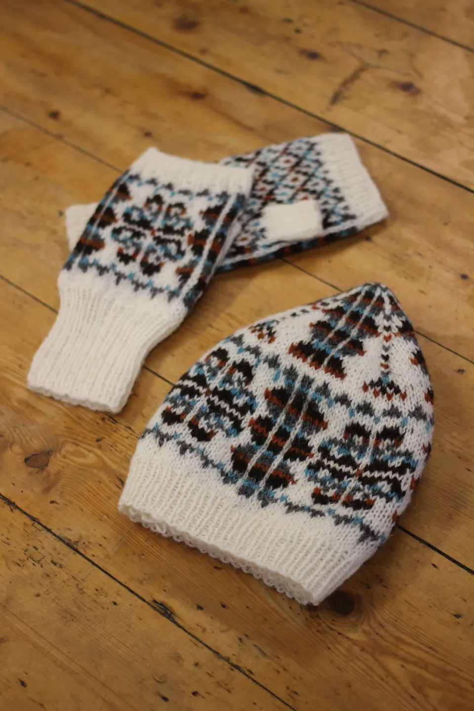 jamieson-smith-sissal-bonnet-moufles-patron-fair-isle image 1