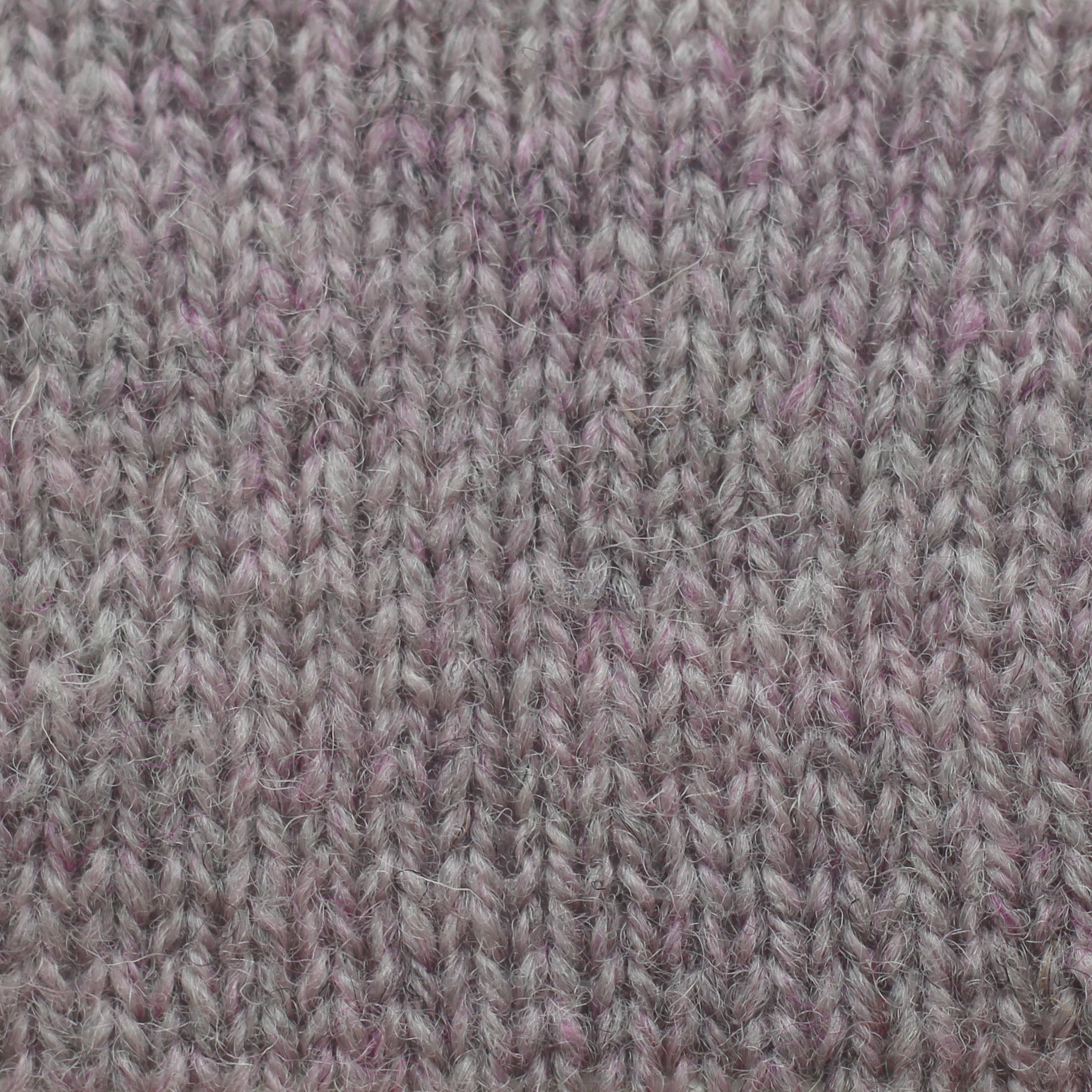 jamieson-smith-2ply-jumper-weight-fil-fc51-pelote-rose-violet image 2