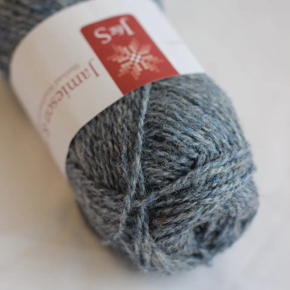 jamieson-smith-2ply-jumper-weight-pelote-fc61-bleu-gris image 1