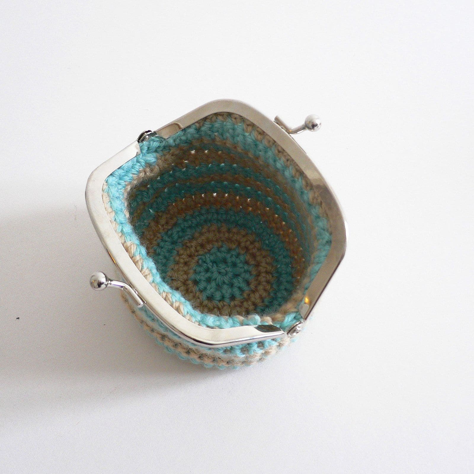 jamieson-s-of-shetland-crotchet-purse-flowers-and-stripe-patron-crochet image 3