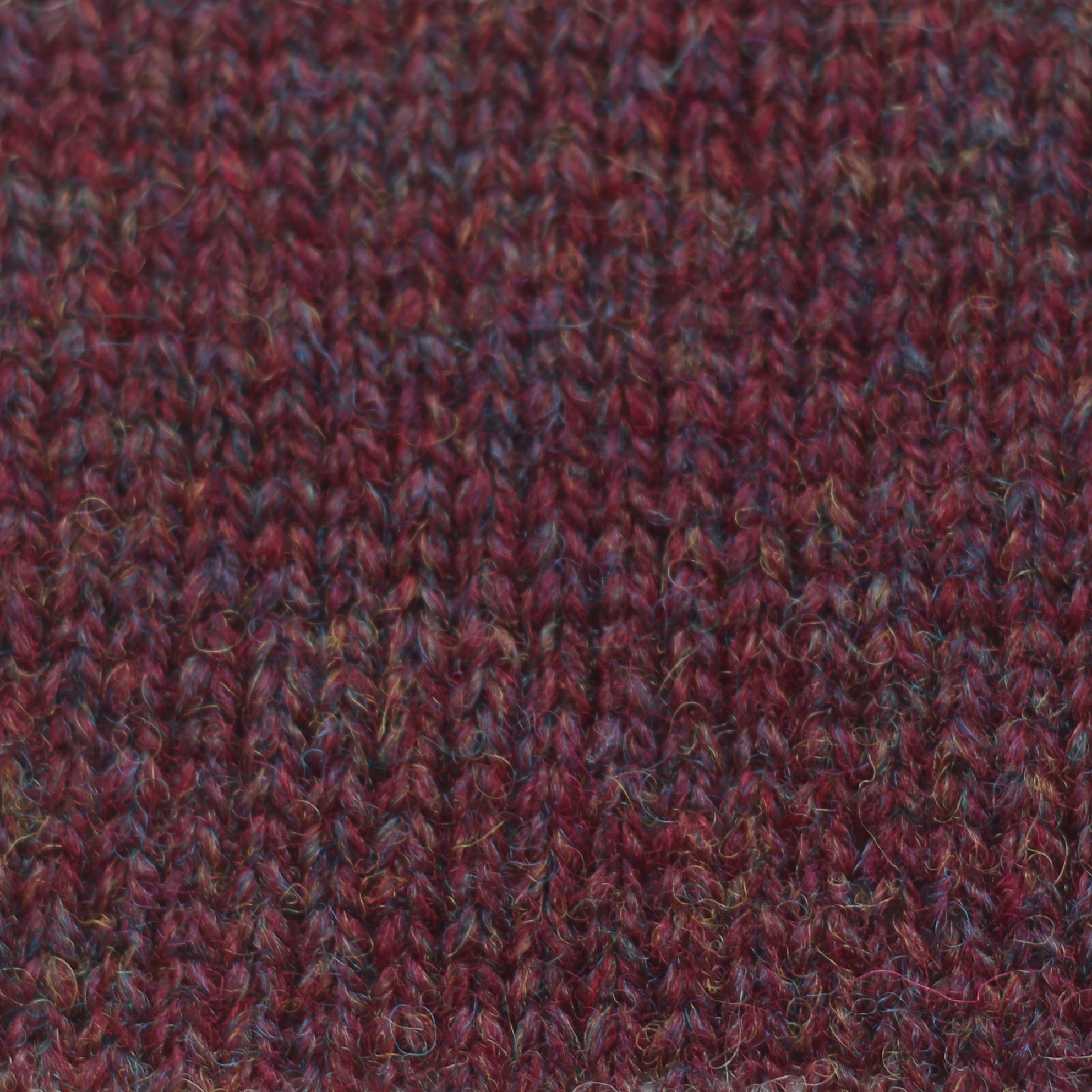 jamieson-smith-2ply-jumper-weight-pelote-violet-fc55-25g-laine image 2