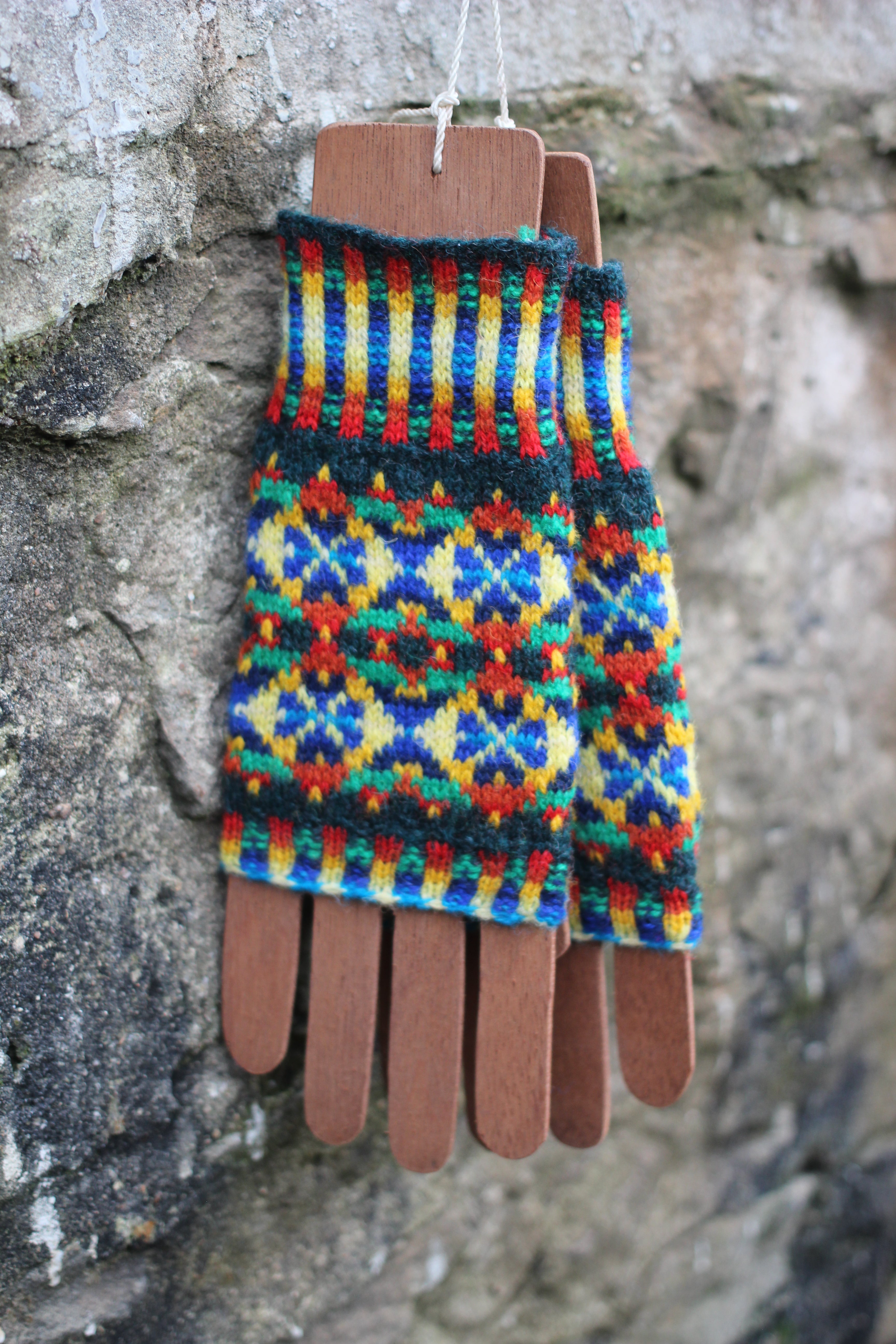 jamieson-smith-kits-parrots-mitts-kit-mitaines-fair-isle image 1