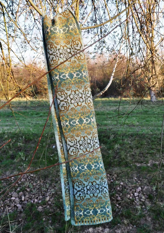 helleborus-scarf-marion-schlenzka-patron-tricot-charpe-22x210-cm image 1