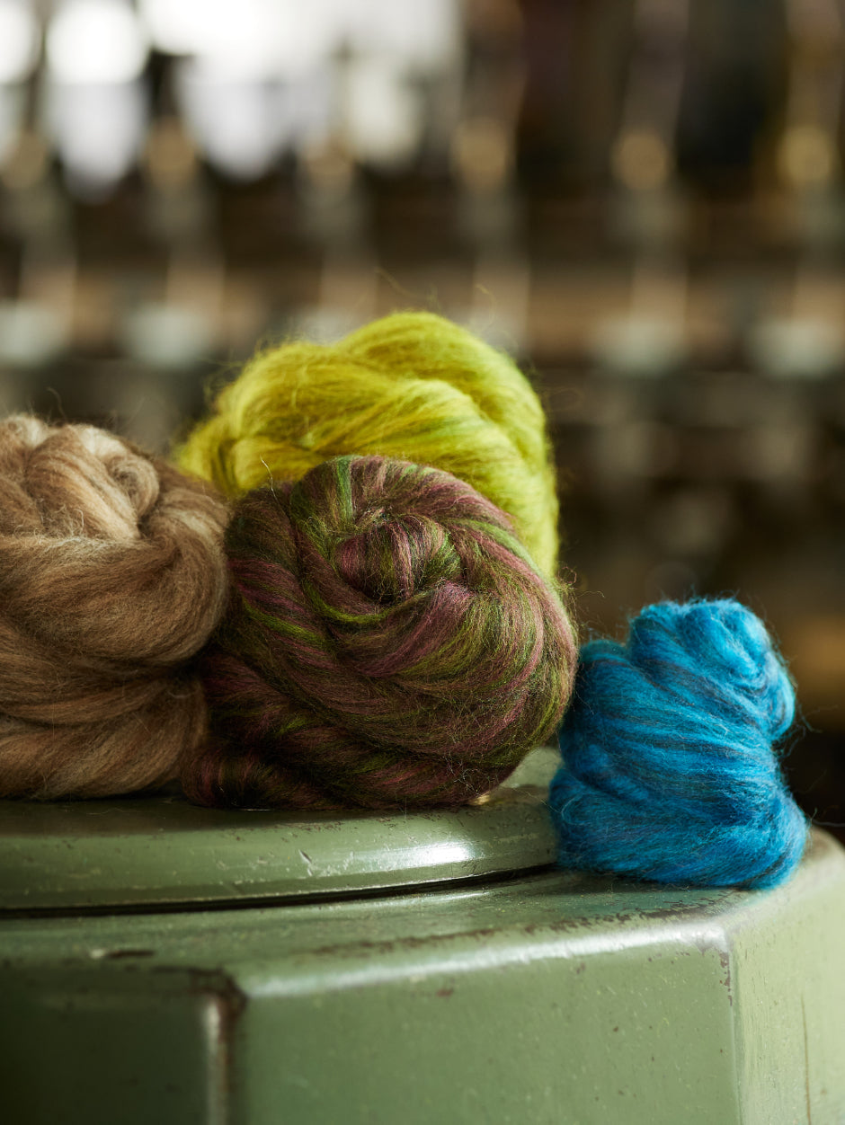 john-arbon-harvest-hues-tops-laine-filer-silver-birch-zwartbles image 3
