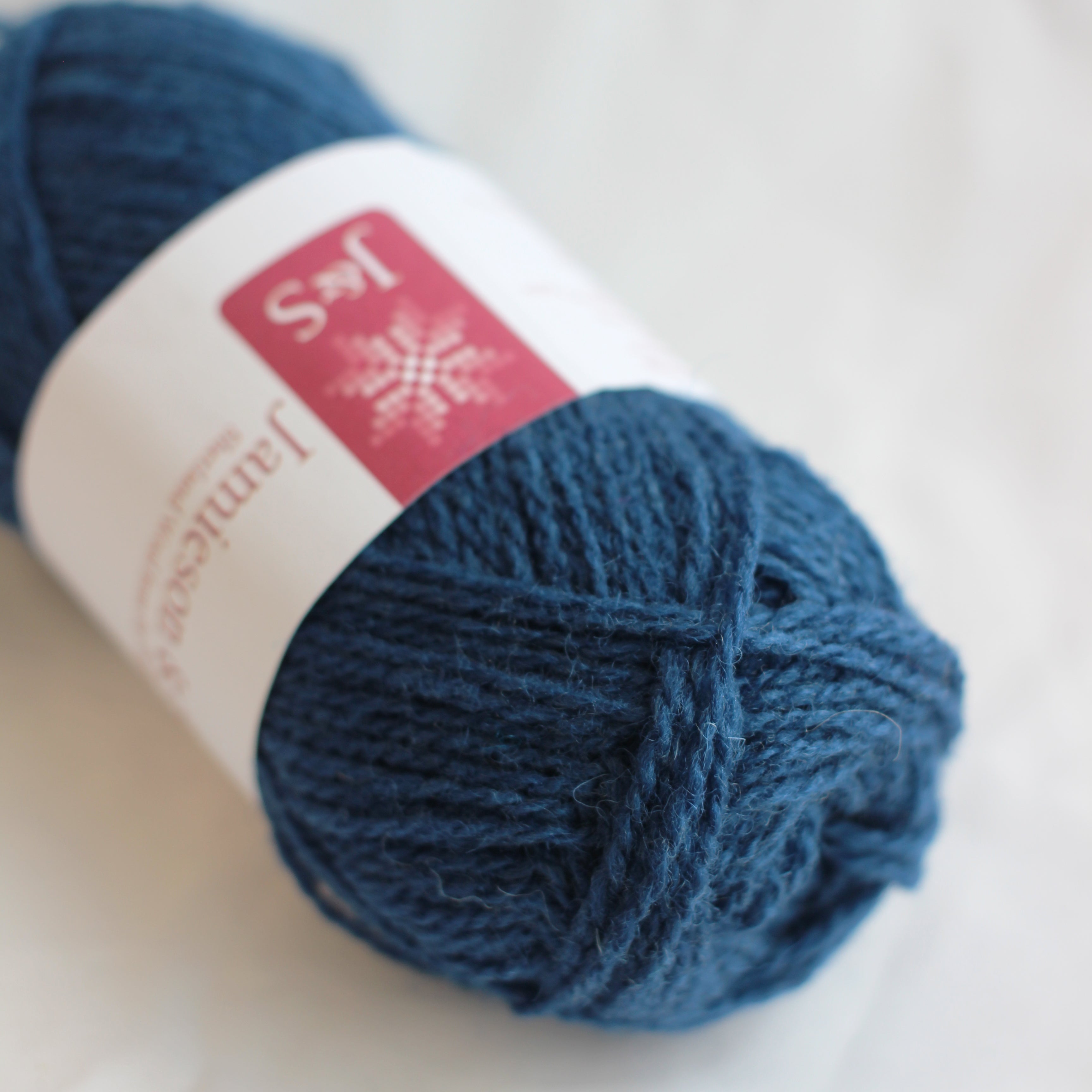 jamieson-smith-2ply-jumper-weight-fil-tricoter-135-bleu-marine-25g image 1