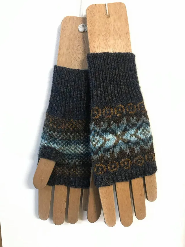 jamieson-s-of-shetland-gotland-mitts-patron-moufles-jacquard-wilma image 1