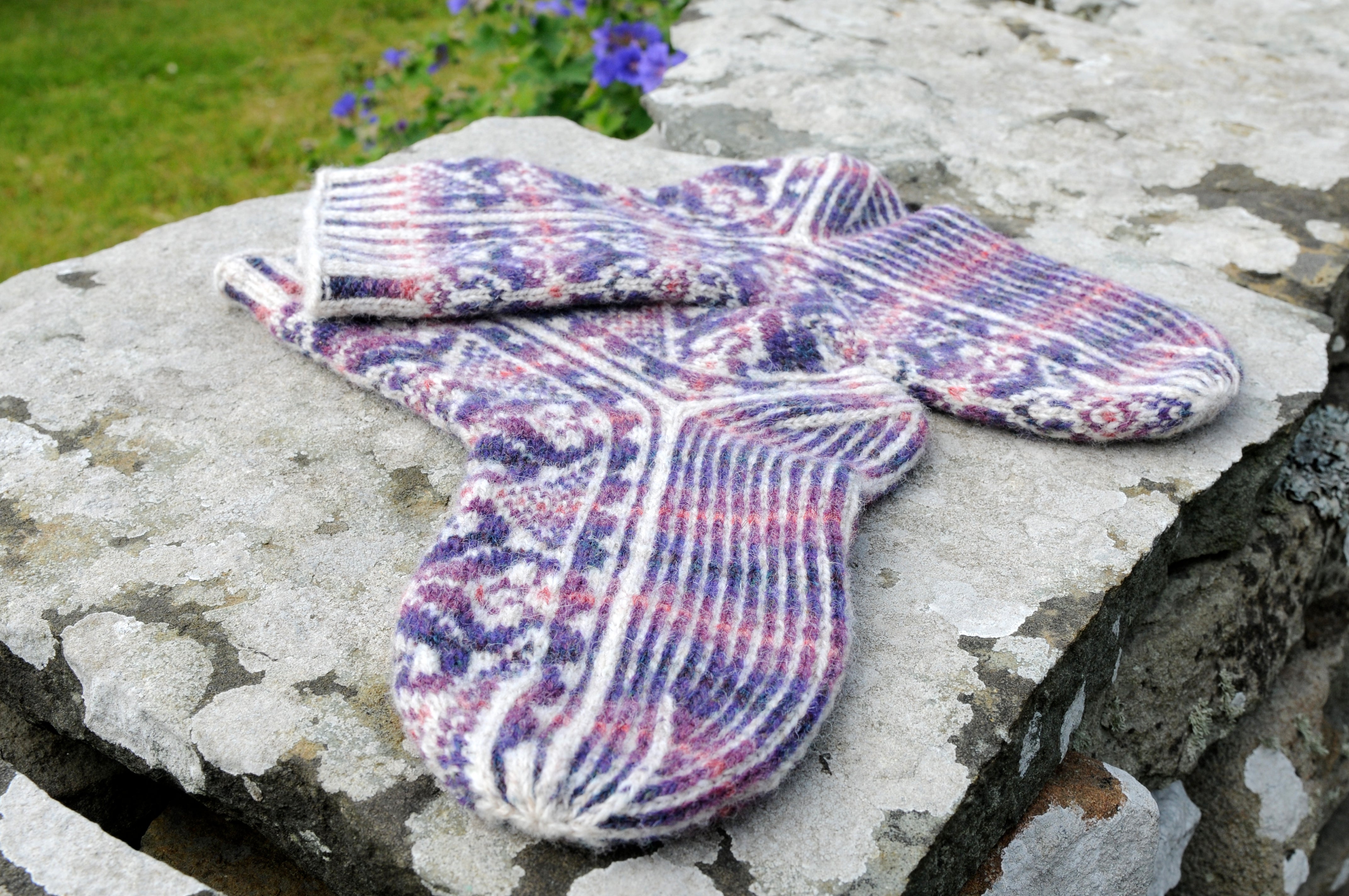 jamieson-smith-wool-brokers-patron-chaussettes-fair-isle-papier image 2