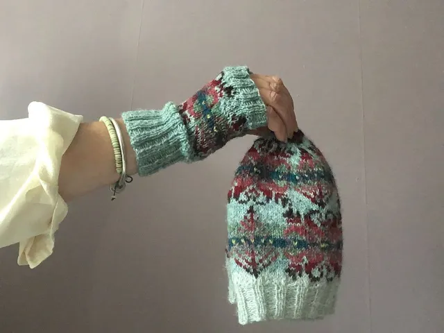 tracy-doxey-sea-urchin-mitts-patron-moufles-fair-isle-pdf image 1