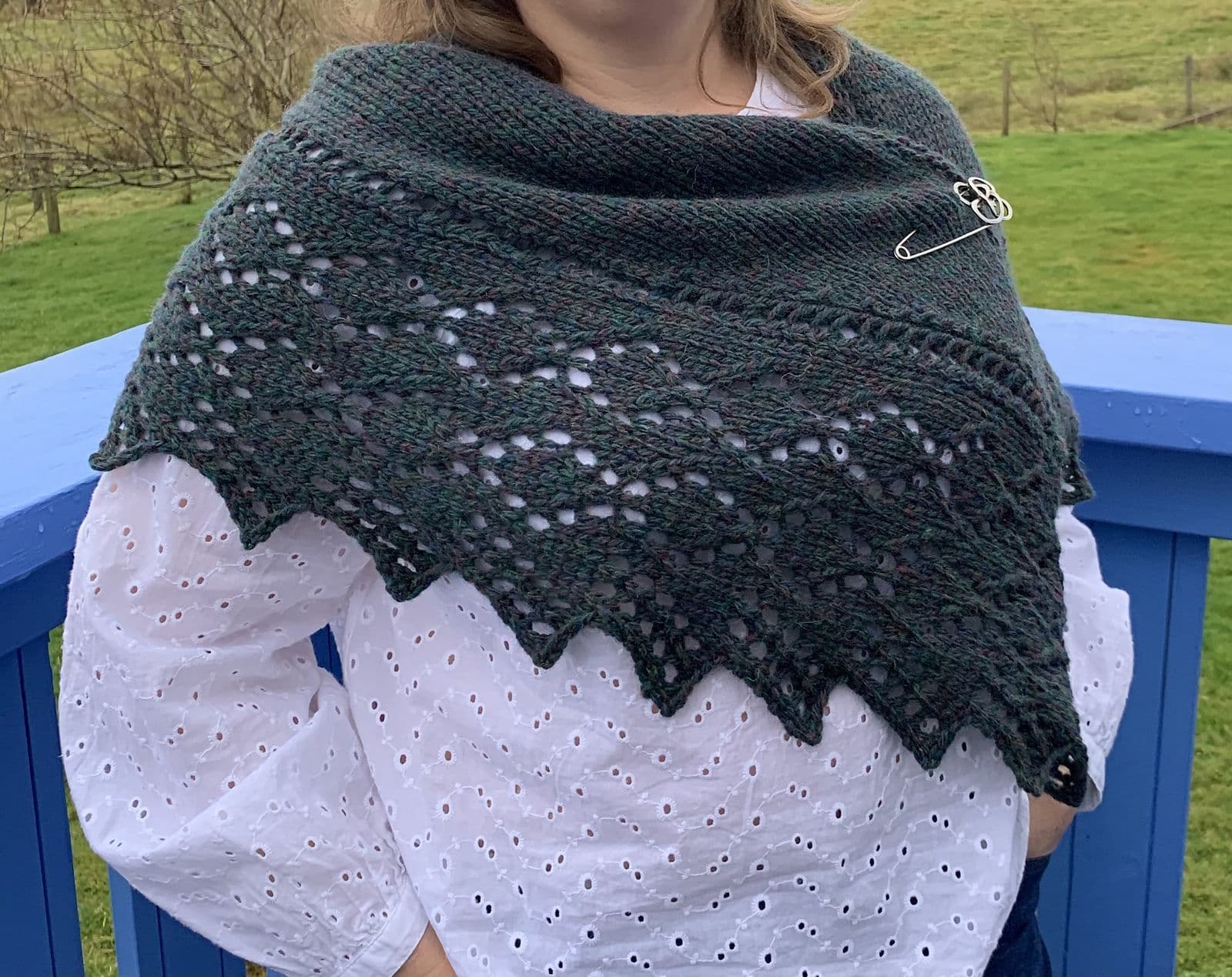 mandy-moore-there-and-back-again-shawl-patron-ch-le-pdf-dentelle image 1