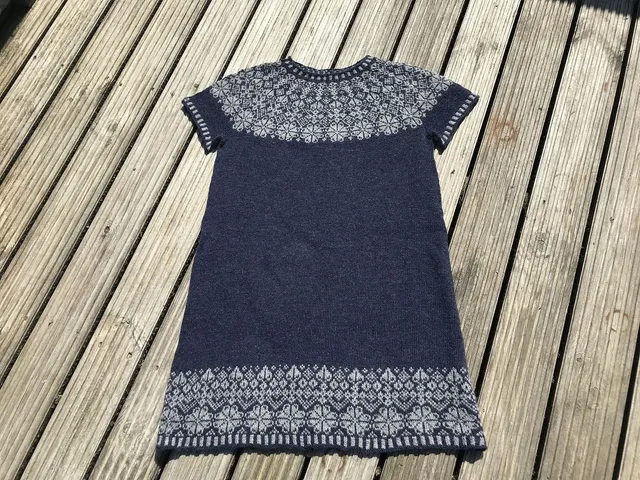 jamieson-s-of-shetland-mrs-manson-s-dress-patron-robe-tricot image 1