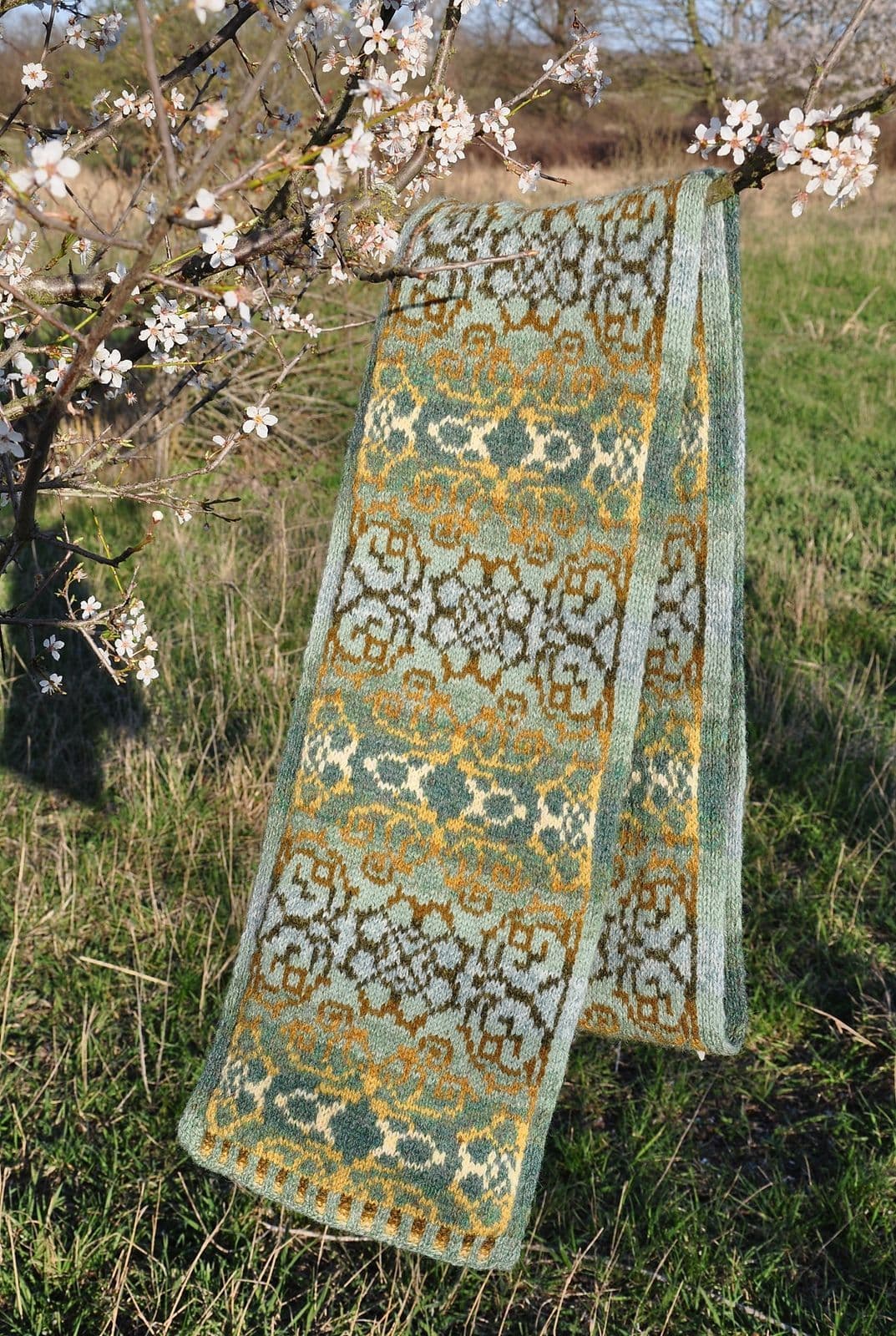 helleborus-scarf-marion-schlenzka-patron-tricot-charpe-22x210-cm image 2