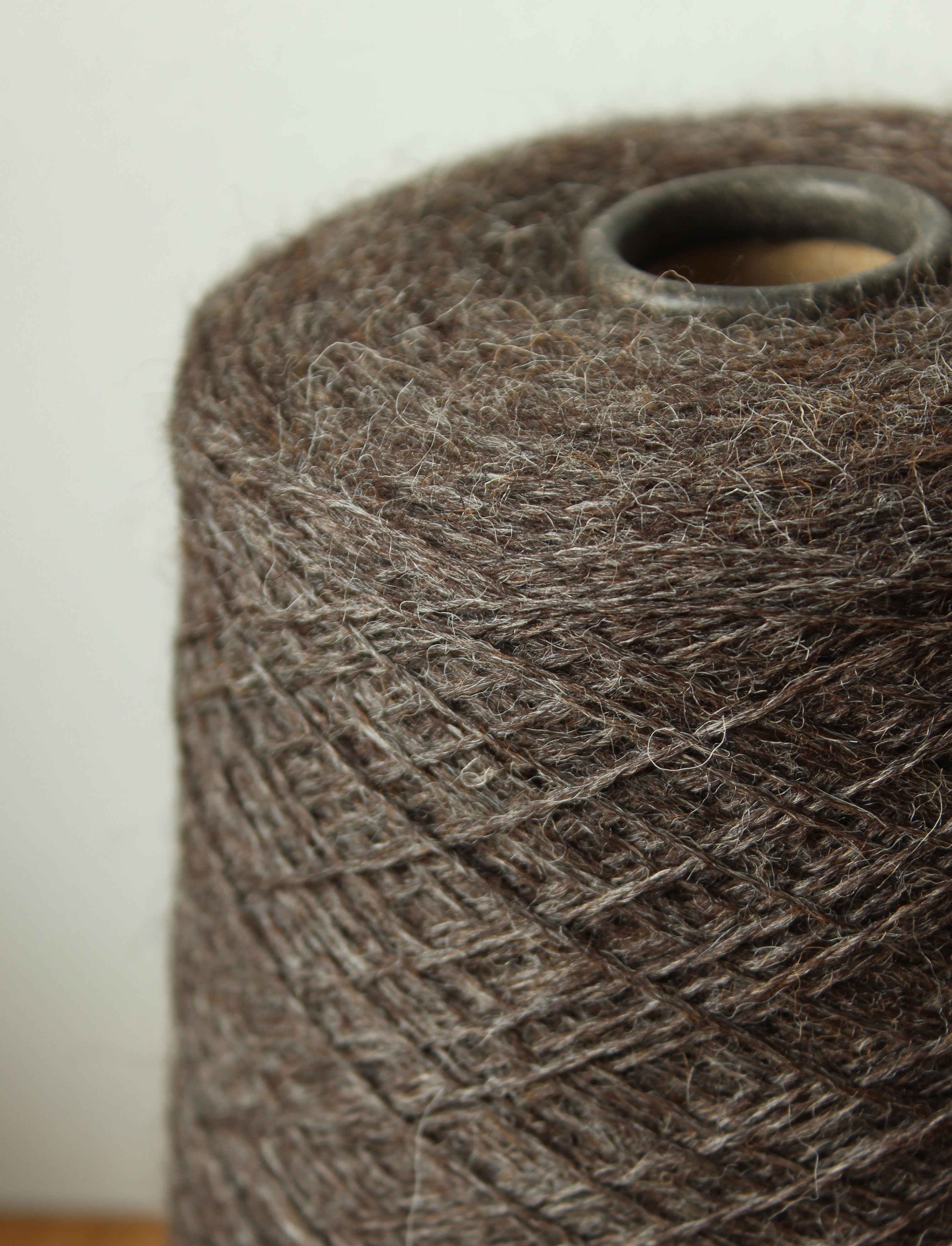 jamieson-smith-shetland-heritage-laine-4ply-gris-fonc-500g image 2