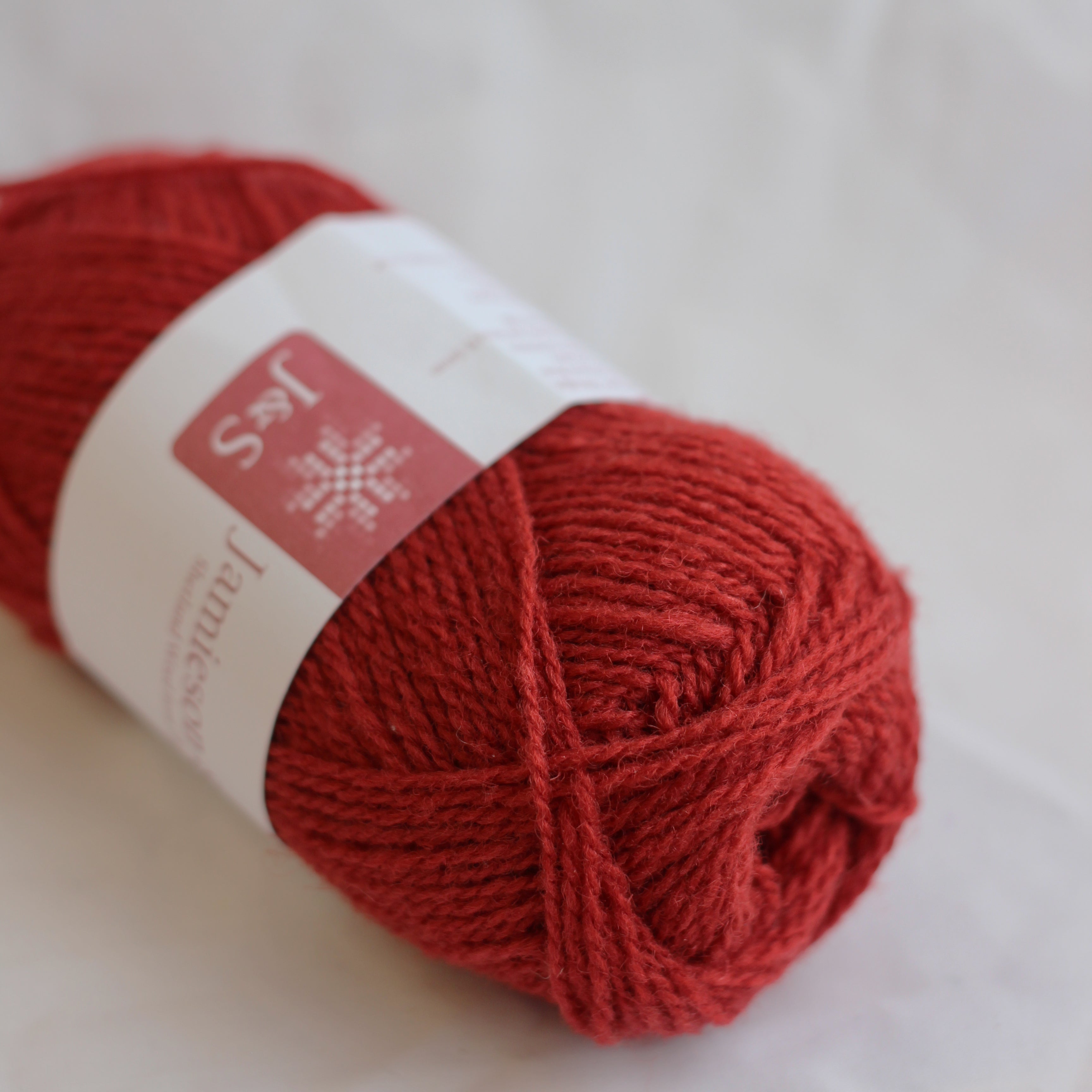 jamieson-smith-2ply-jumper-weight-9097-fil-laine-shetland-rouge-25g image 1