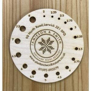 jamieson-smith-knitting-gauge-jauge-aiguilles-bois-2-8-mm image 1