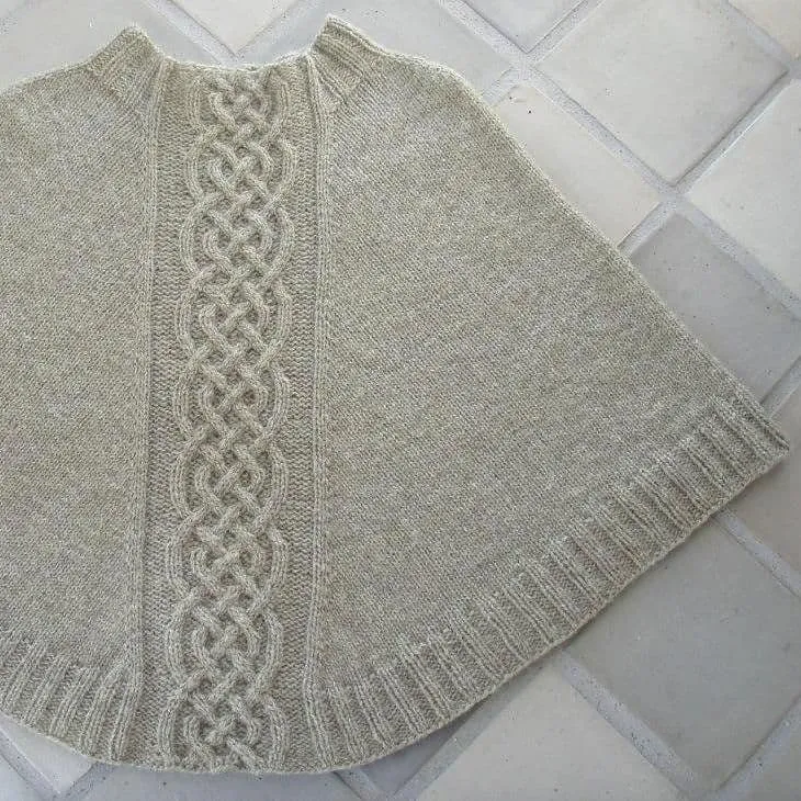 jamieson-s-elf-mound-kastaniestrik-patron-poncho-torsades image 1