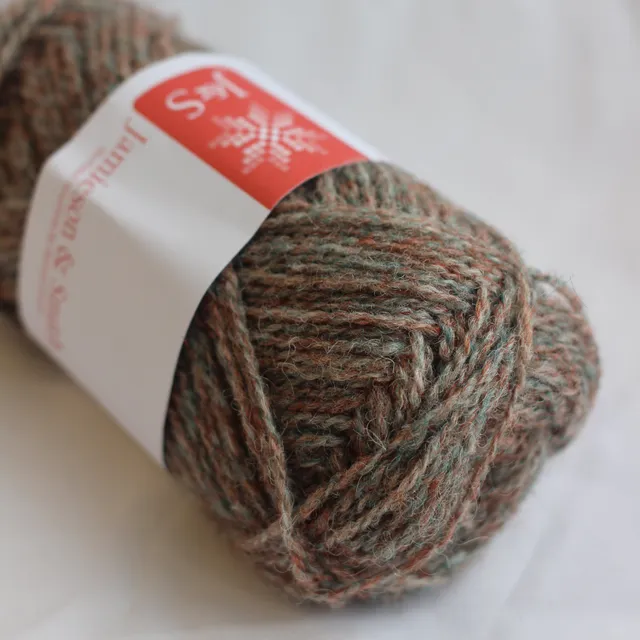 jamieson-smith-2ply-jumper-weight-fc64-fil-vert-fauve-25g image 1
