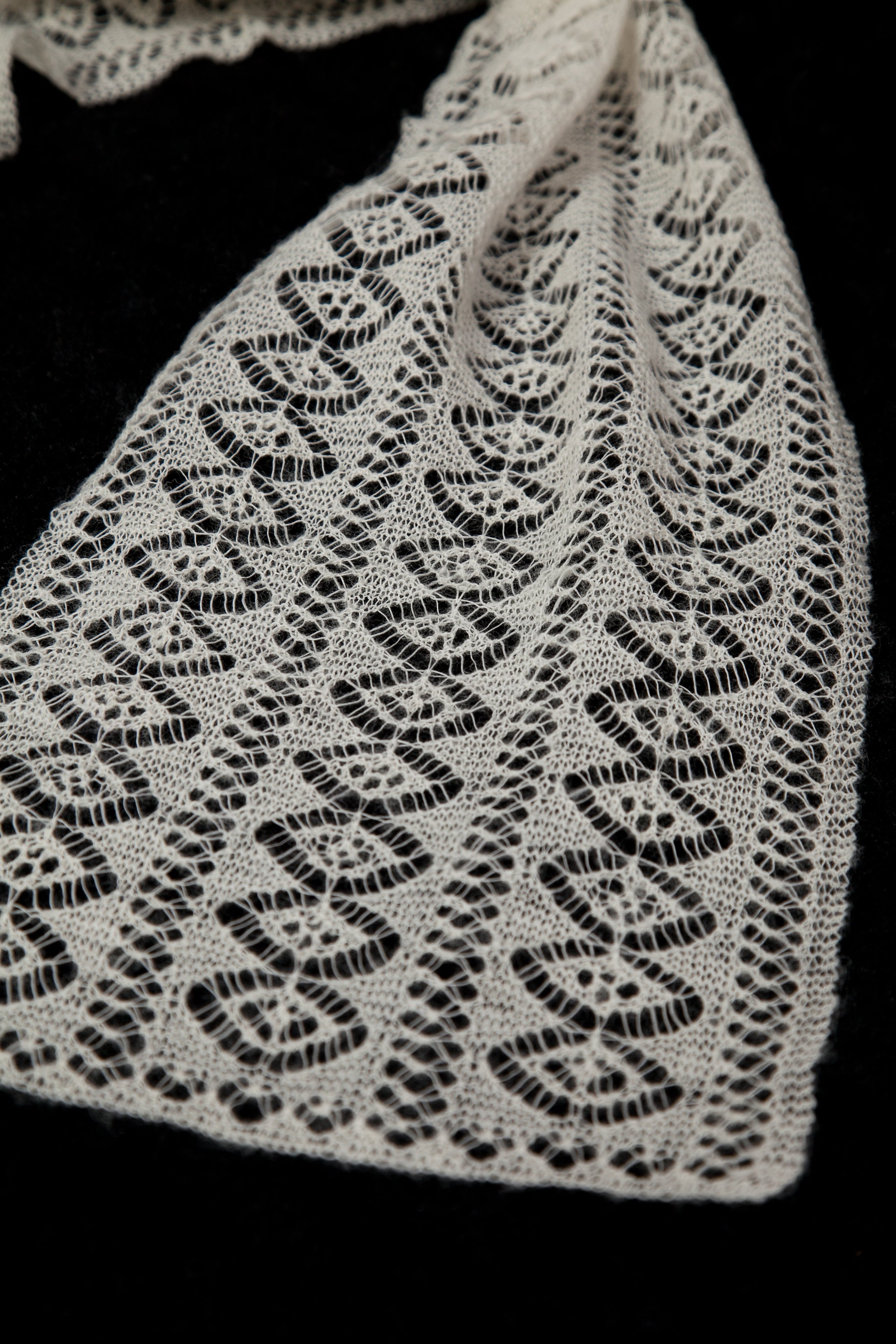 jamieson-smith-kits-dunella-scarf-kit-tricot-foulard-dentelle-fine image 2
