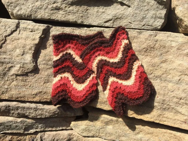 jamieson-s-lace-wrist-warmers-wilma-malcolmson-patron-mitaines image 1