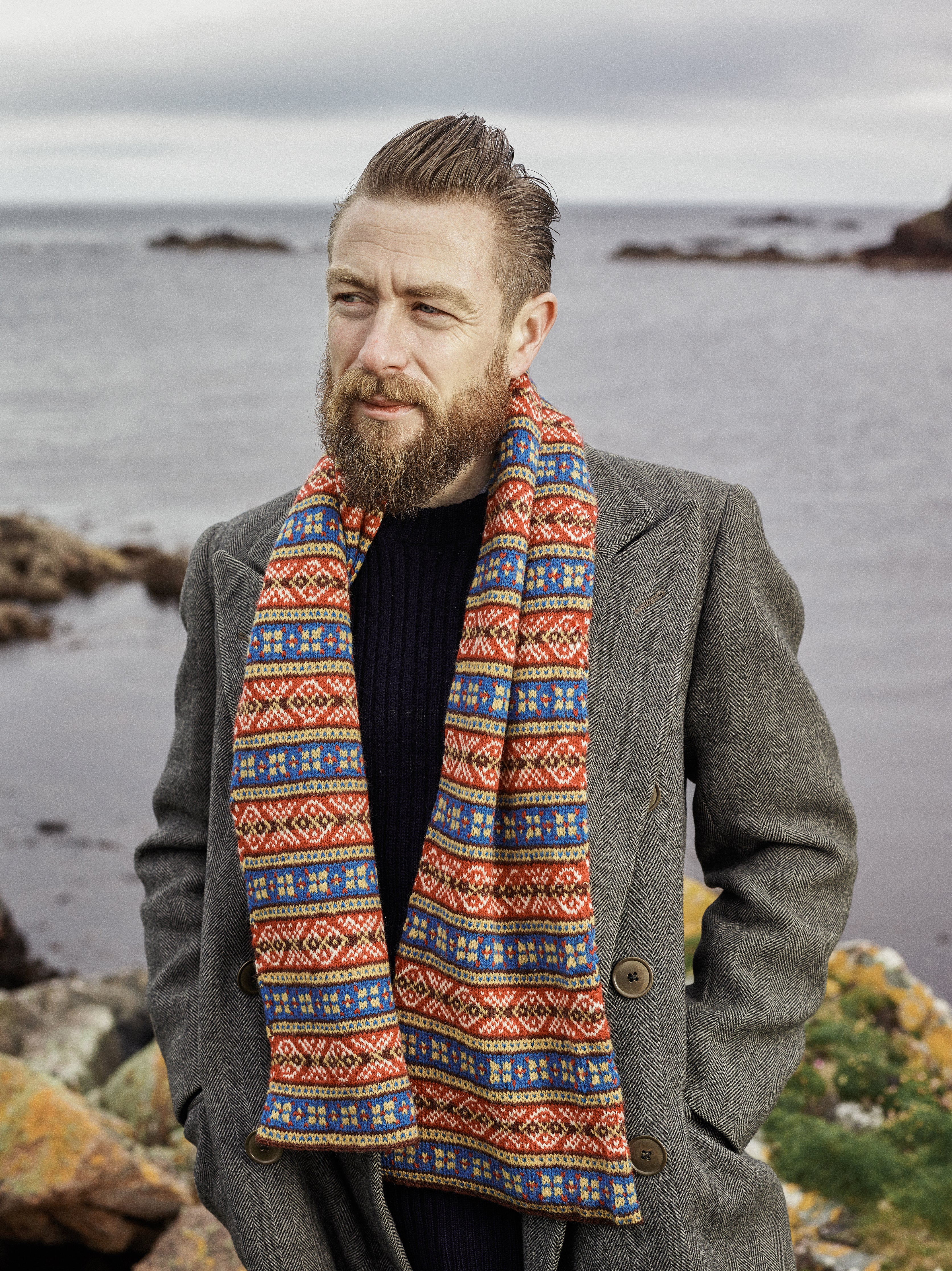 jamieson-smith-hevdadale-tam-and-scarf-patron-papier-fair-isle image 2