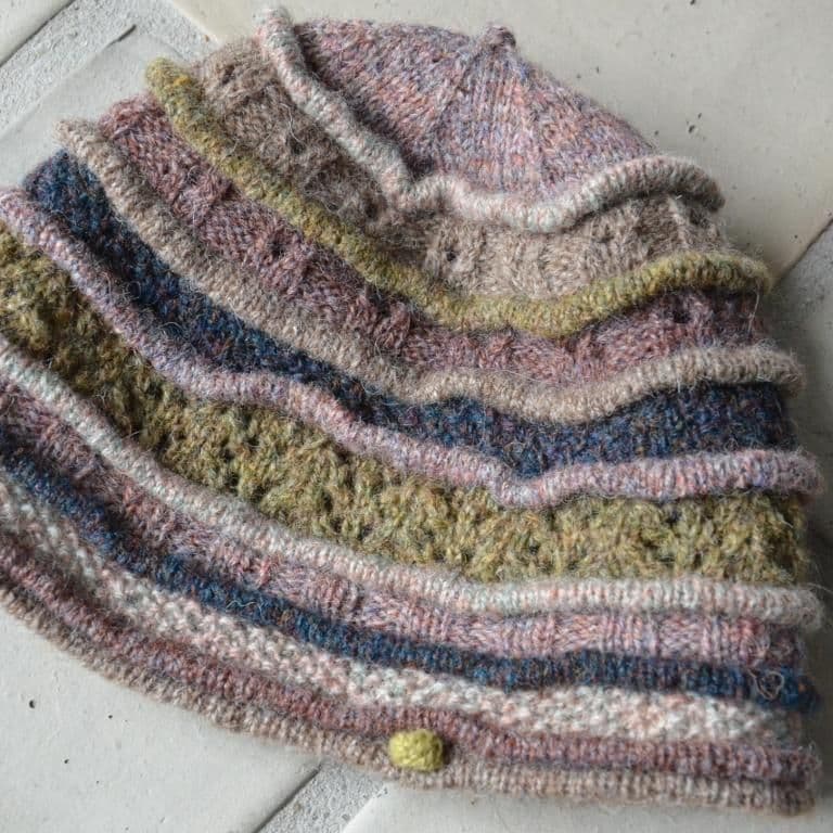 jamieson-s-princess-on-the-pea-patron-bonnet-jacquard-automne image 1