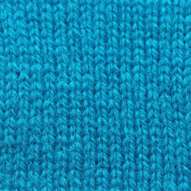 jamieson-smith-2ply-jumper-weight-132-fil-laine-c-ne-500g image 1