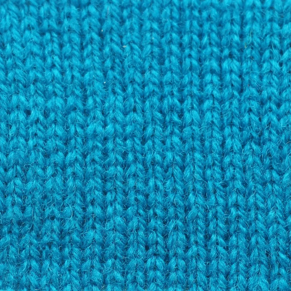 jamieson-smith-2ply-jumper-weight-132-fil-laine-c-ne-500g image 1