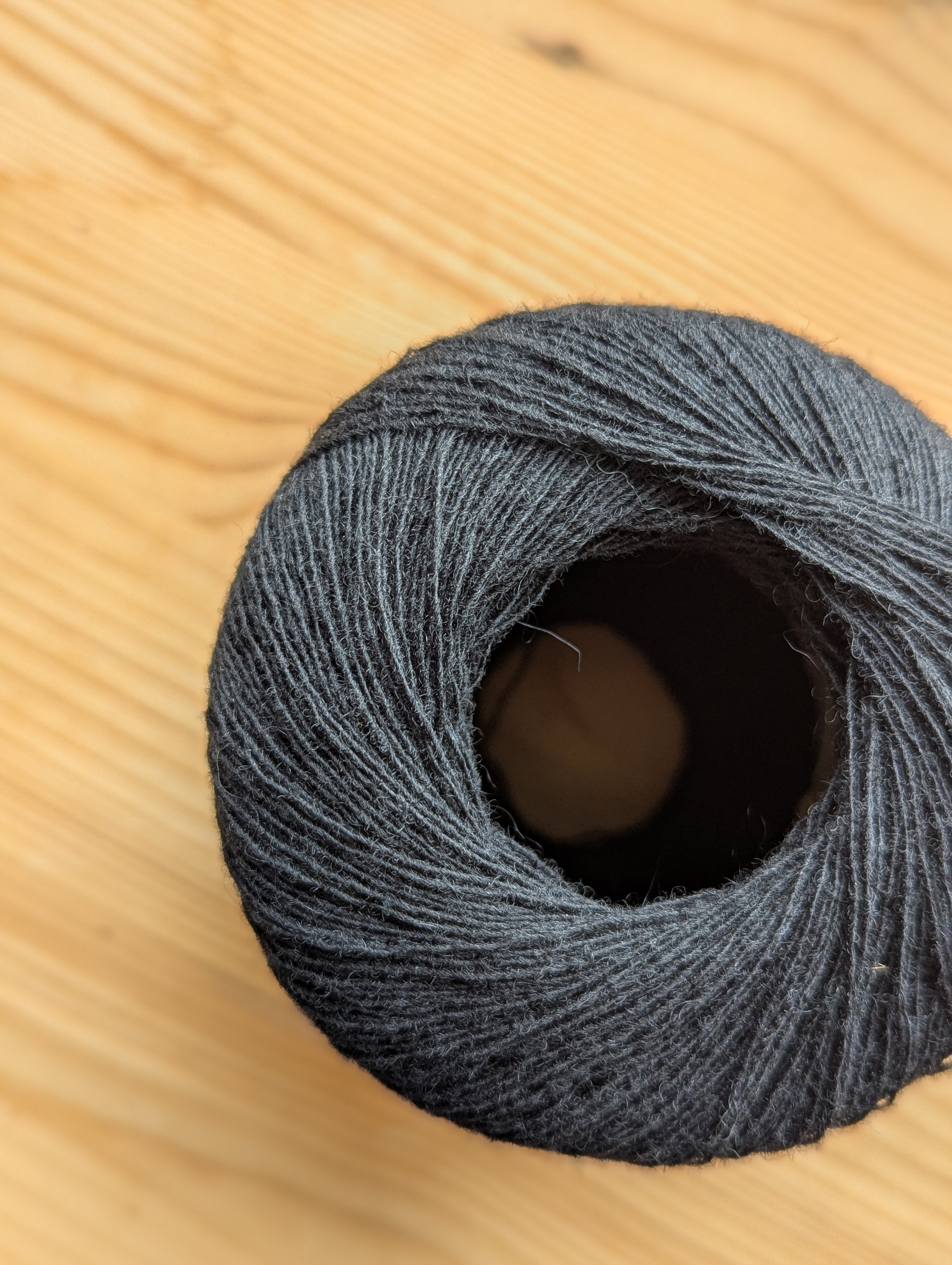 jamieson-smith-cobweb-lace-fil-dentelle-noir-25g image 2
